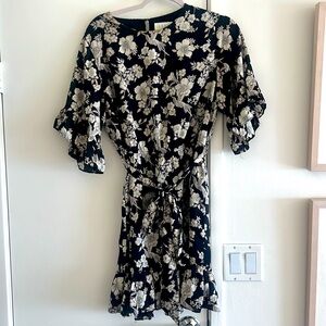 Black and white floral print dress w/ wide ruffled sleeves and tie waist.